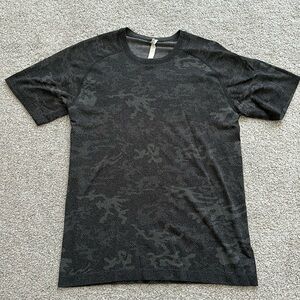 Lululemon Metal Tech Vent Performance Short Sleeve Shirt Mens Size M Black Camo